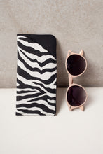 Load image into Gallery viewer, Glasses pouch - Zebra
